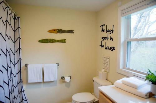 Stunning Lake Front! Modern+chic+cosy Pet Friendly