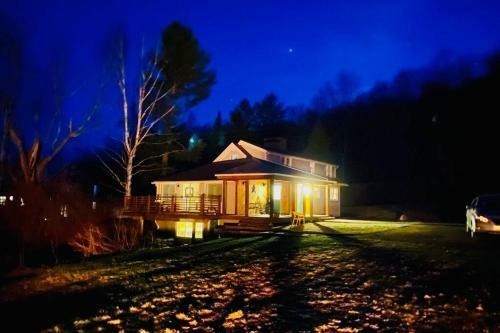 Stunning Lake Front! Modern+chic+cosy Pet Friendly