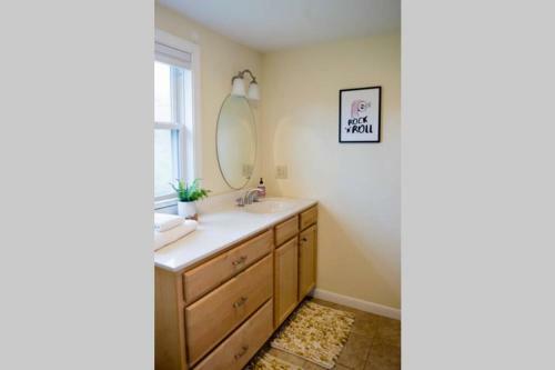 Stunning Lake Front! Modern+chic+cosy Pet Friendly