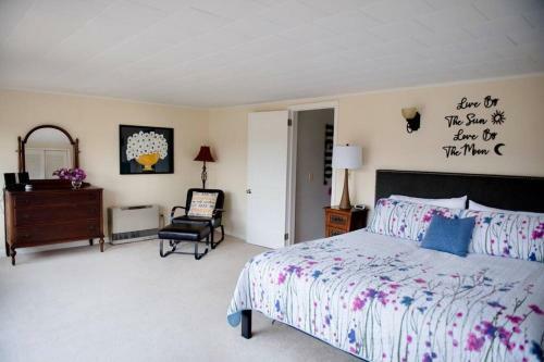 Stunning Lake Front! Modern+chic+cosy Pet Friendly