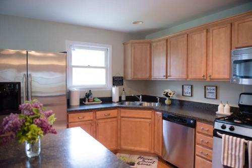 Stunning Lake Front! Modern+chic+cosy Pet Friendly