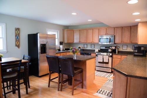 Stunning Lake Front! Modern+chic+cosy Pet Friendly