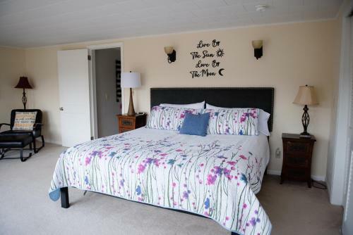 Stunning Lake Front! Modern+chic+cosy Pet Friendly