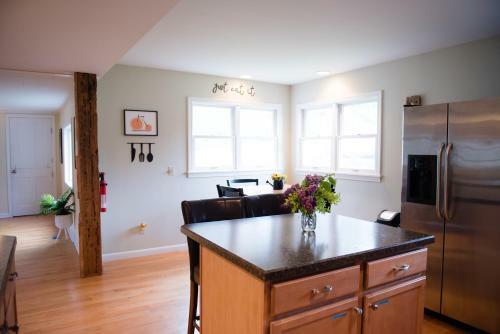 Stunning Lake Front! Modern+chic+cosy Pet Friendly