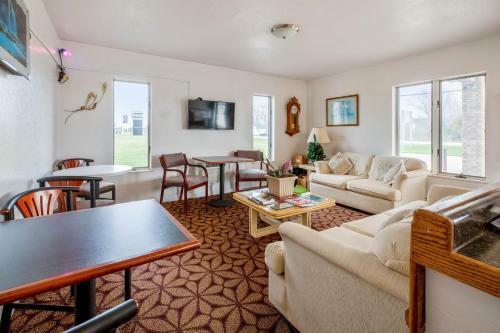 Motel Brass Bell Inn And Suites