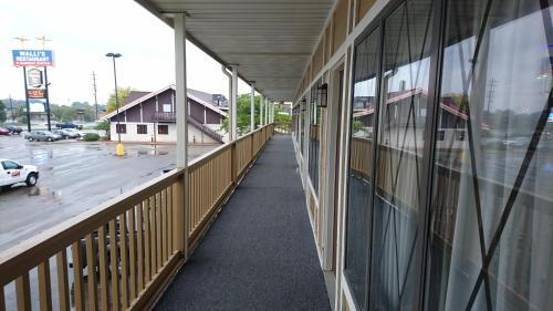Motel Burton Inn And Suites