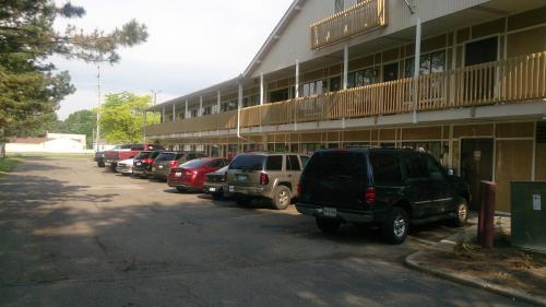 Motel Burton Inn And Suites