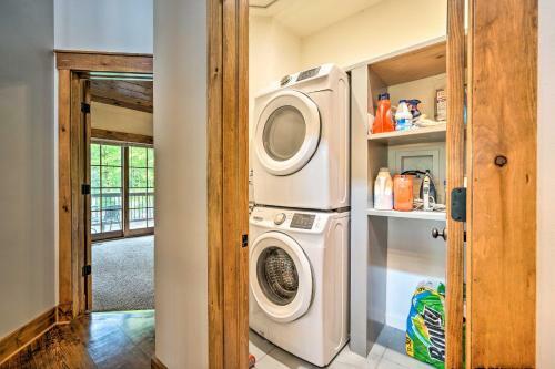 Elegant Mtn Chalet With Deck 1 Mi To Mt Snow!