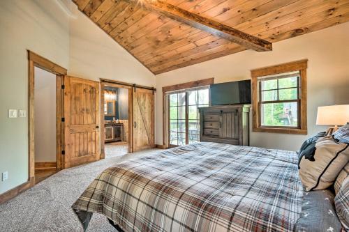 Elegant Mtn Chalet With Deck 1 Mi To Mt Snow!