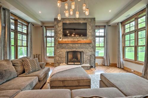 Elegant Mtn Chalet With Deck 1 Mi To Mt Snow!