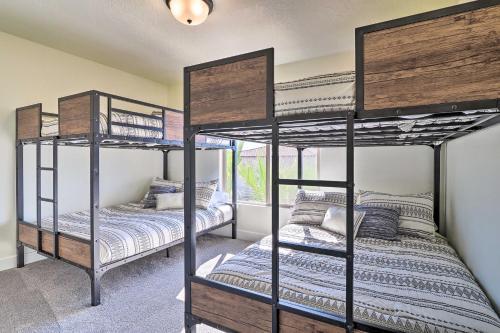 Washington Townhome With Hot Tub And Fire Pit!