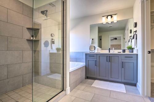 Washington Townhome With Hot Tub And Fire Pit!