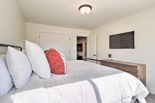 Washington Townhome With Hot Tub And Fire Pit!