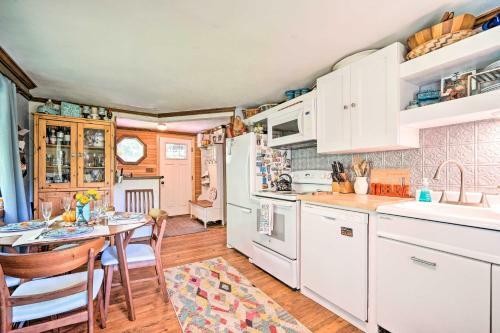 Vibrant Putney Cabin With Fire Pit Hike And Ski!