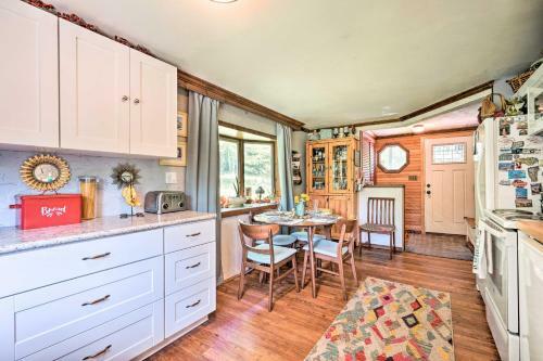 Vibrant Putney Cabin With Fire Pit Hike And Ski!