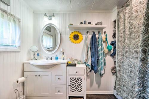 Vibrant Putney Cabin With Fire Pit Hike And Ski!
