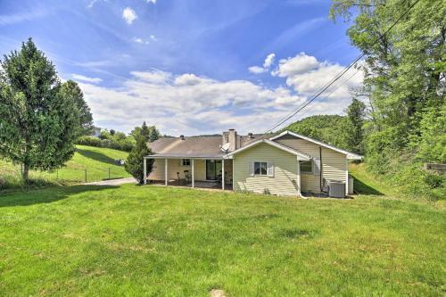 Bluefield Retreat With Pool Table Near Parks!