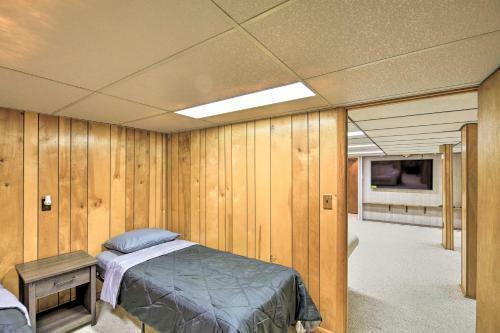 Bluefield Retreat With Pool Table Near Parks!