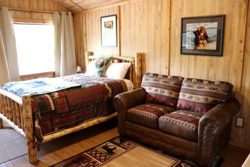 Lodge Glacier General Store And Cabins