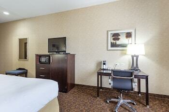 Holiday Inn Express Hotel & Suites Byram