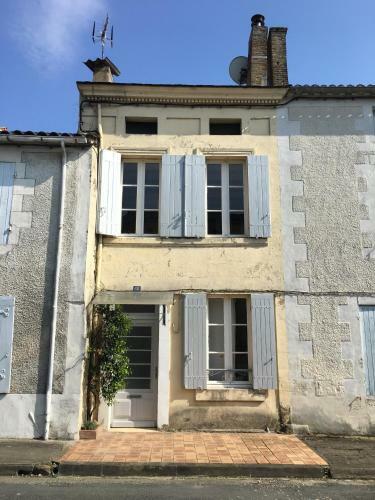 Cosy Medieval Village House Mons�gur