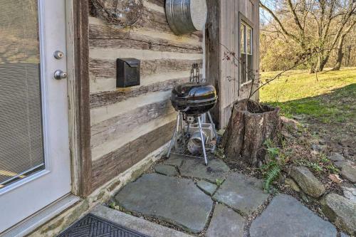 Rustic Cabin With Mtn Views, Deck And Fire Pit!