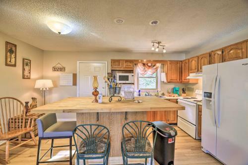 Rustic Meadowview Retreat With Furnished Deck!