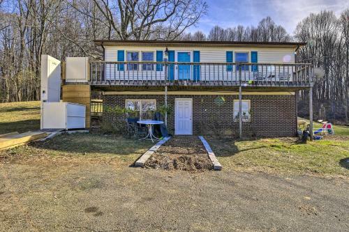 Rustic Meadowview Retreat With Furnished Deck!