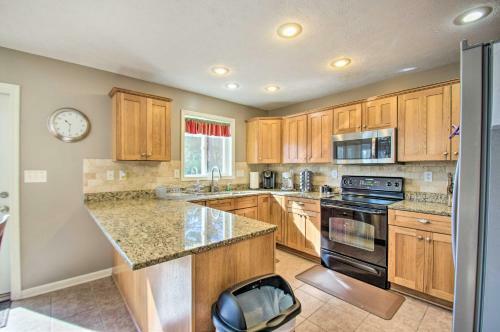 Peaceful House With Hot Tub And Ski Slope Views!