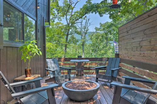 Top Shelf Home With Deck About 1 Mi To Ski Slopes!