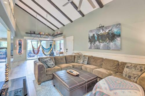 Top Shelf Home With Deck About 1 Mi To Ski Slopes!