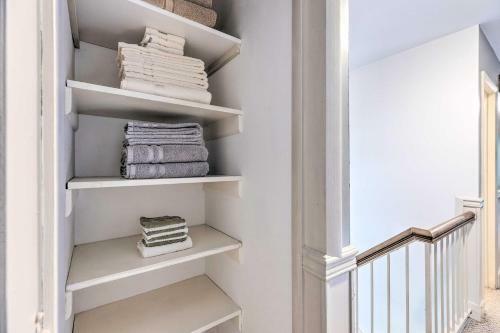 Top Shelf Home With Deck About 1 Mi To Ski Slopes!