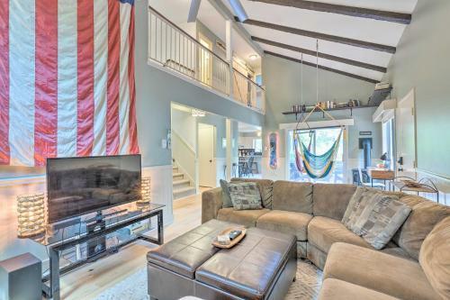 Top Shelf Home With Deck About 1 Mi To Ski Slopes!