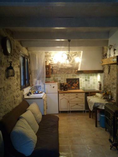 Maisonnette Typique En Pierre De La Region Audoise