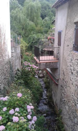 Maisonnette Typique En Pierre De La Region Audoise