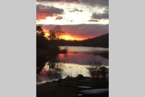 Lake Front Home 15 Min From Blueridge Mountains.
