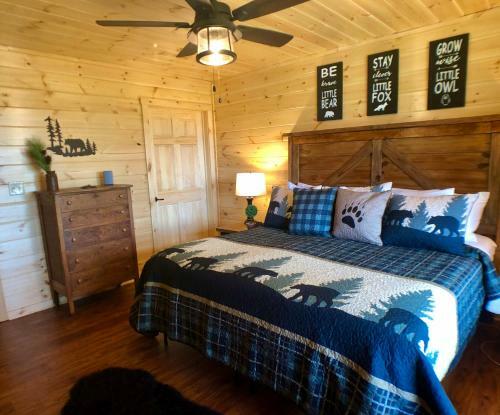 New Cabin With Stunning Views, Sleeps 6!