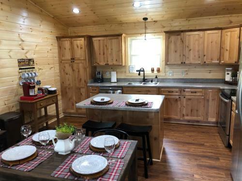 New Cabin With Stunning Views, Sleeps 6!
