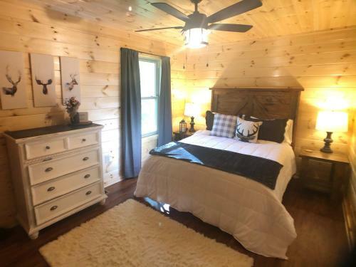 New Cabin With Stunning Views, Sleeps 6!