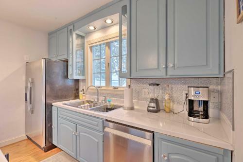 Beachfront Urbanna Home With Gas Grill And Deck!