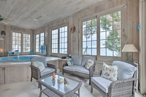 Beachfront Urbanna Home With Gas Grill And Deck!