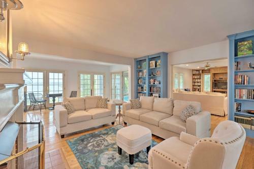 Beachfront Urbanna Home With Gas Grill And Deck!