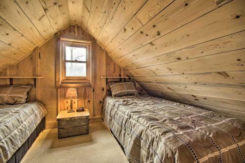 Scenic Cabin With Deck And Fire Pit - Near Hiking!