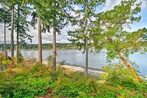Waterfront Bainbridge Island Home With Stunning Views