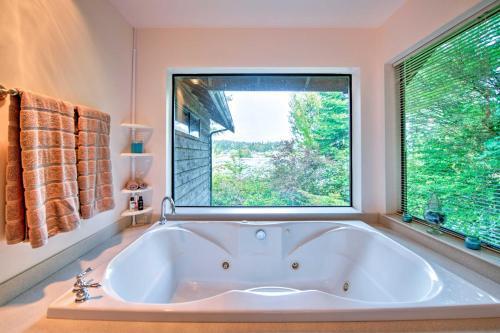 Waterfront Bainbridge Island Home With Stunning Views