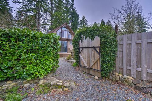 Coastal Cabin With Puget Sound And Rainier Views!