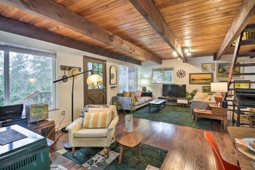 Coastal Cabin With Puget Sound And Rainier Views!