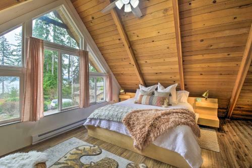 Coastal Cabin With Puget Sound And Rainier Views!