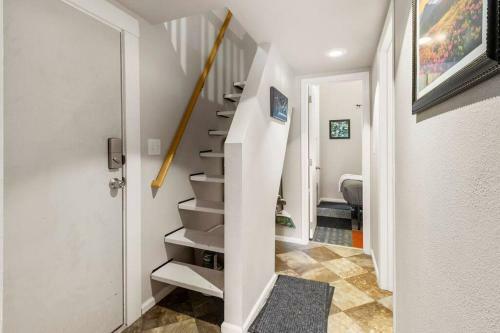 Cozy Tiny Home Steps Away From Mt. Rainier