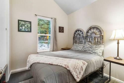 Cozy Tiny Home Steps Away From Mt. Rainier
